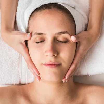 Terapia manualna pomaga nie tylko w leczeniu stawów skroniowo-żuchwowych, ale także w dolegliwościach twarzoczaszki i aparatu gnykowego, stosując techniki mobilizacji.