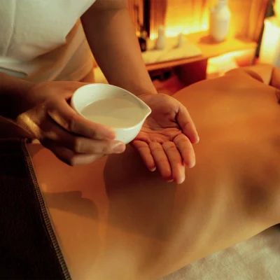 Masaż świecą, który pobudza zmysły i świetnie wpływa na kondycję Twojej skóry.