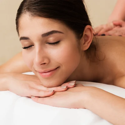 Masaż relaksacyjny jest jedną z form masażu, której głównym celem jest poprawa stanu psychosomatycznego poprzez odprężenie ciała i umysłu oraz zniwelowanie skutków stresu i zmęczenia w organizmie.